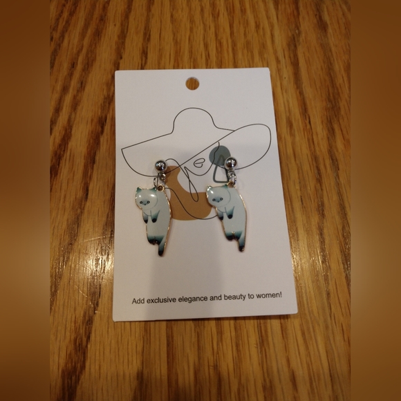 Handcrafted kittens hangin' out earrings, 🤍 WHITE with black paws - Picture 2 of 5